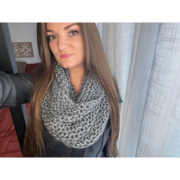 NWT The Limited Gray Chunky Knit Infinity Scarf - Picture 3 of 5